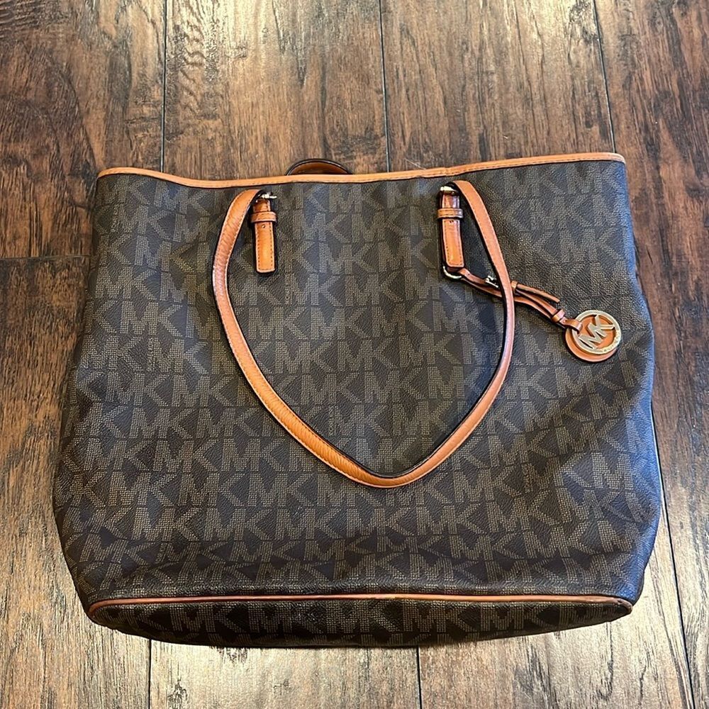 Michael Kors Signature Brown Tote Bag
Shoulder Bag big in GUC